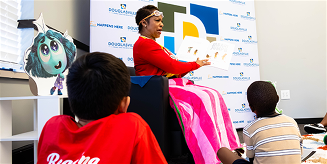 Mayor Rochelle Robinson reading to children